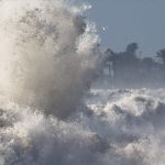 Ondas gigantes de 10 m atingem a Califórnia e arrastam pessoas; vídeos