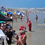 Virada de ano com ressaca do mar na costa; entenda e veja a previsão