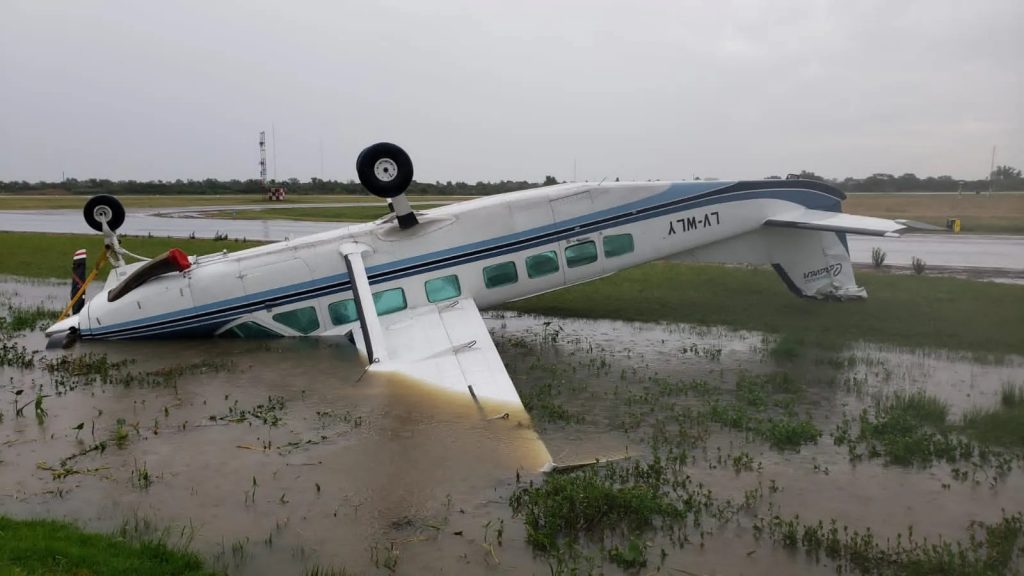 Fotos: vendaval arrasa aeroporto em Buenos Aires e vira aviões