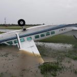 Fotos: vendaval arrasa aeroporto em Buenos Aires e vira aviões