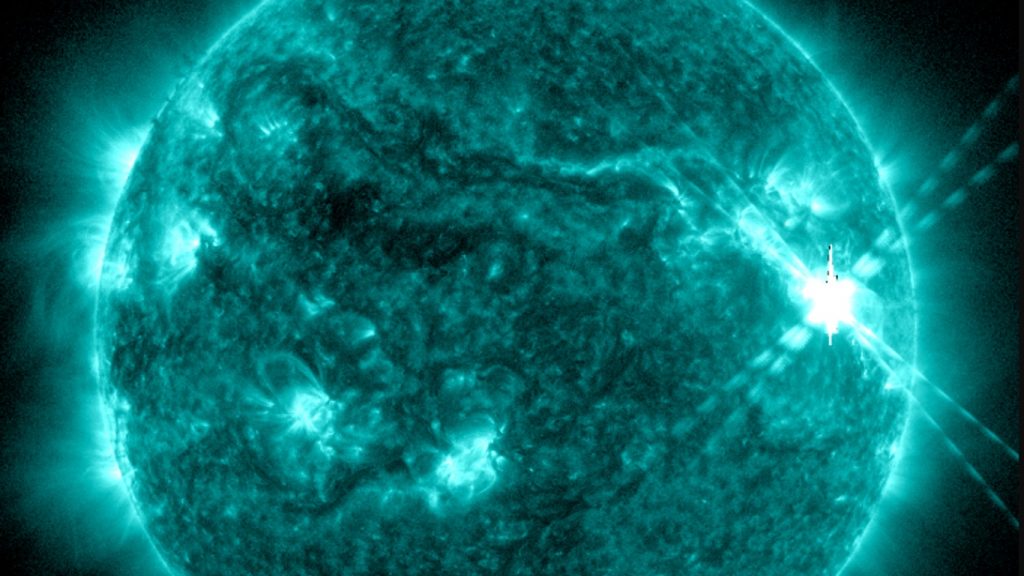 NASA registra a mais poderosa explosão no Sol desde 2017