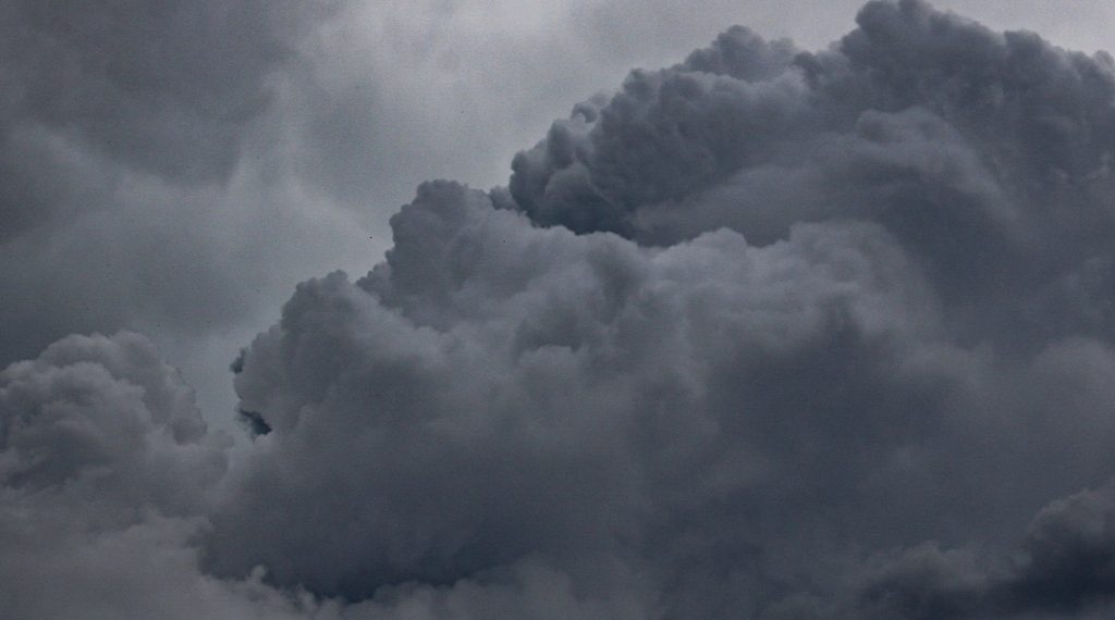 Calorão volta a formar nuvens carregadas com temporais isolados hoje