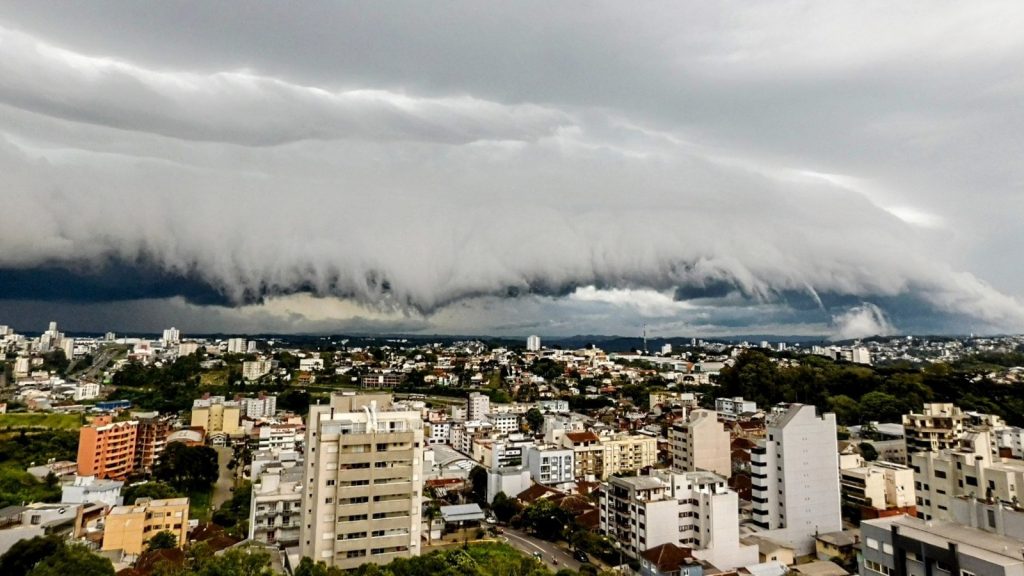 Primeira tarde do verão terá calor, chuva e temporais no Sul do Brasil