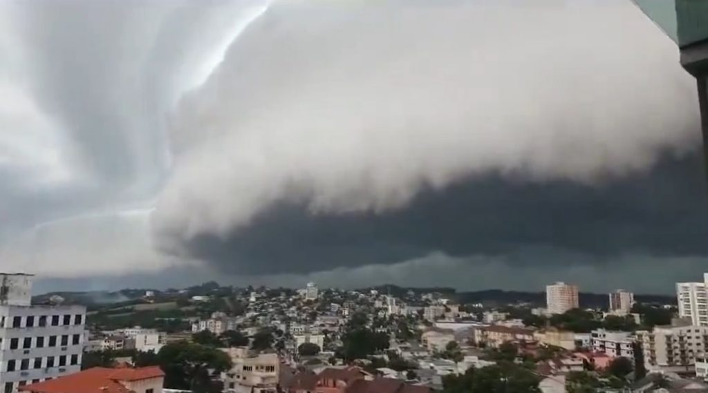 Vídeos: nuvens enormes de tempestade avançam em cidades gaúchas