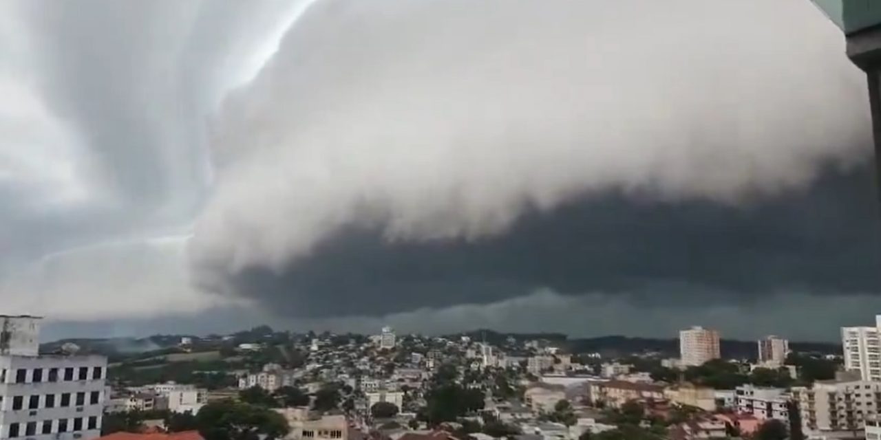 <span class="entry-title-primary">Vídeos: nuvens enormes de tempestade avançam em cidades gaúchas</span> <h2 class="entry-subtitle">Veja vídeos das nuvens de tempestade que avançaram sobre cidades do interior do Rio Grande do Sul hoje de manhã </h2>