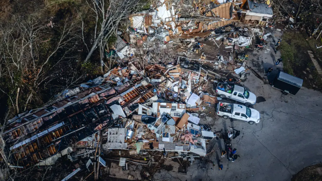 Fotos: impactantes imagens de tornado devastador de 250 km/h