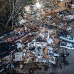 Fotos: impactantes imagens de tornado devastador de 250 km/h