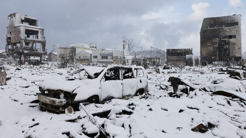 Neve recorde atinge área arrasada por terremoto no Japão; veja imagens