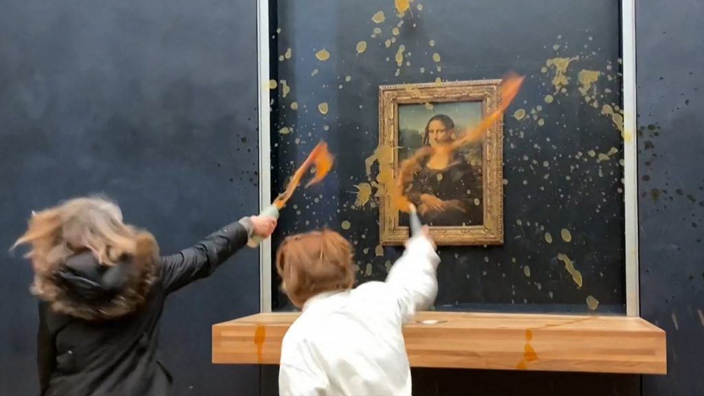 Ecologistas atacam quadro de Mona Lisa no Museu do Louvre