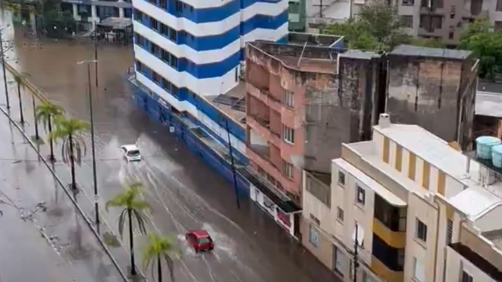 Temporal em Porto Alegre: chove metade da média do mês em uma hora