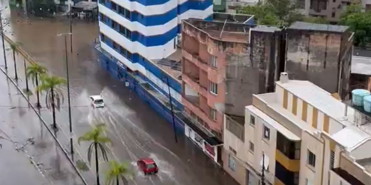 <span class="entry-title-primary">Temporal em Porto Alegre: chove metade da média do mês em uma hora</span> <h2 class="entry-subtitle">Volumes muito altos de chuva foram registrados em partes de Porto Alegre, Canoas e Alvorada no começo da tarde de hoje </h2>