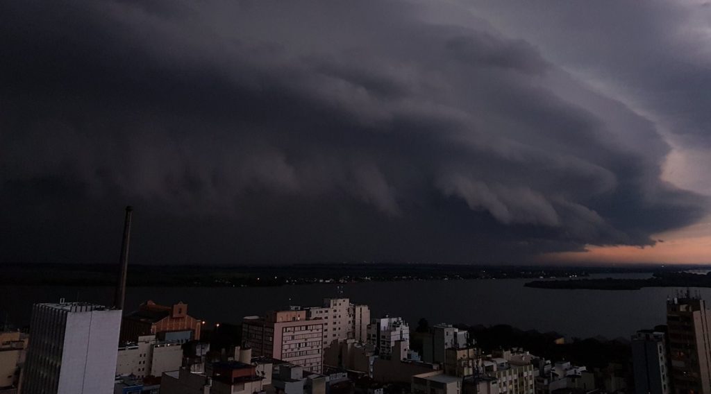 Perigoso sistema de tempestades de chuva e vento na metade da semana