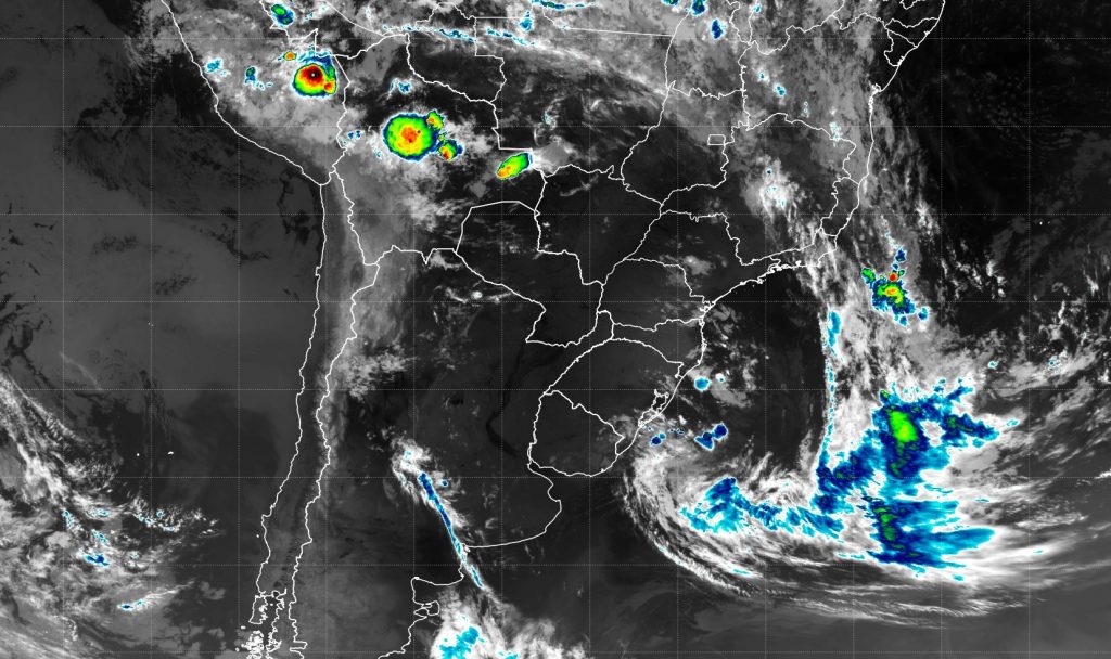 Baixa pressão na costa favorece instabilidade e traz chuva forte localizada