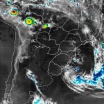 Baixa pressão na costa favorece instabilidade e traz chuva forte localizada