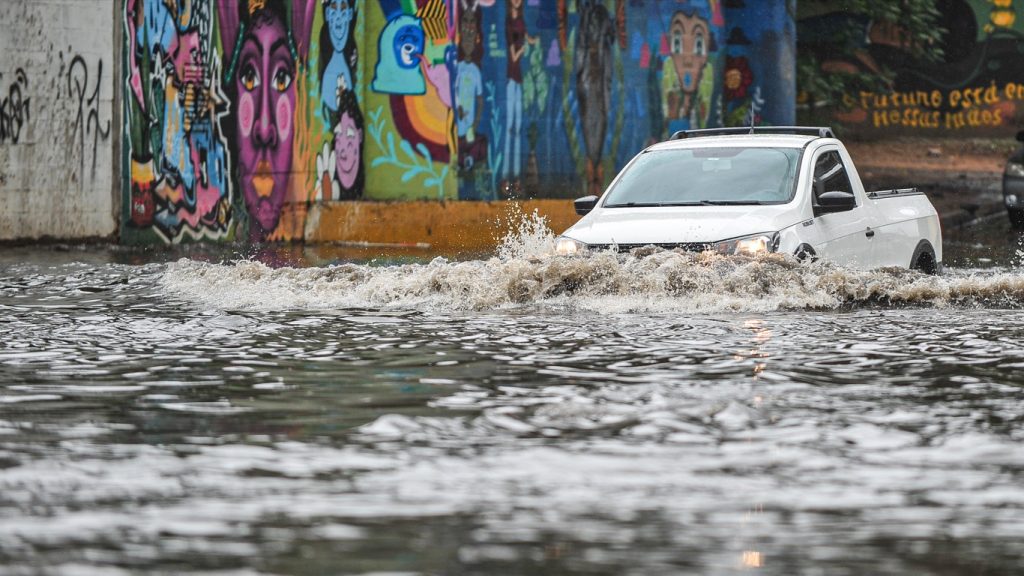 Chuva forte causa alagamentos em Porto Alegre e região; veja a previsão
