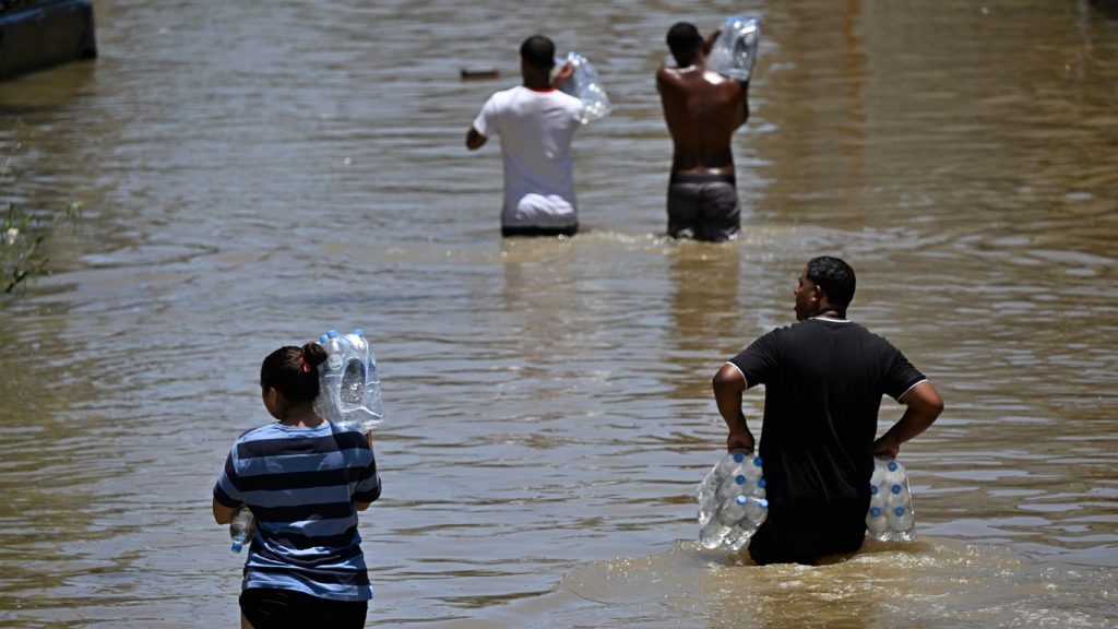 Rio de Janeiro tem áreas inundadas 36 horas após o temporal