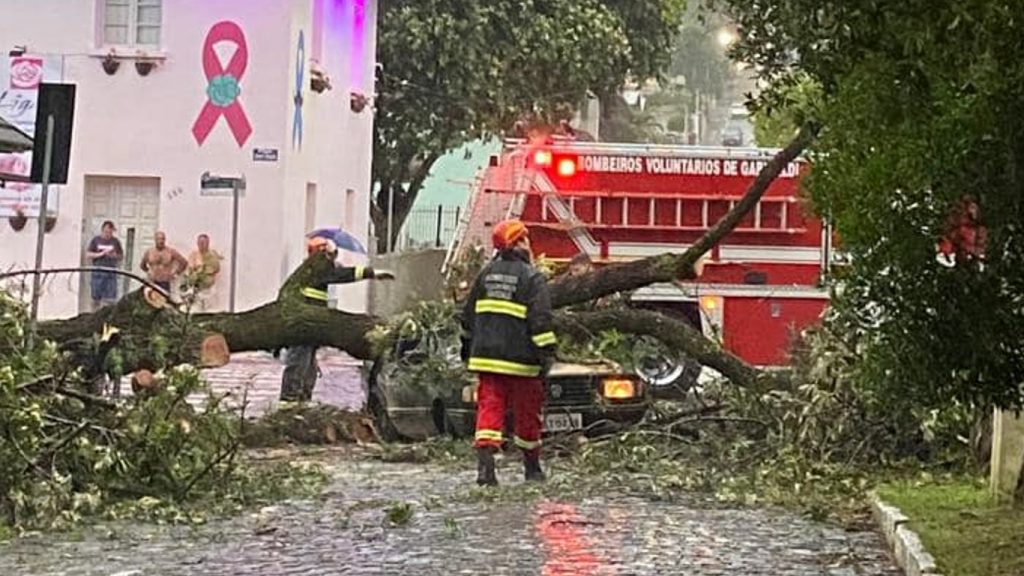 Chuva, raios e vento de 105 km/h causam danos no RS em dia de 38ºC
