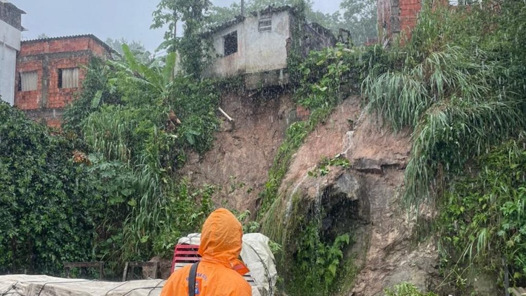 Chuva de quase 500 mm na semana castiga o litoral de São Paulo