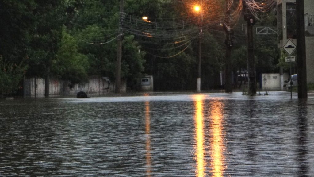 Temporais avançam com vento e alagamentos; veja a previsão e imagens
