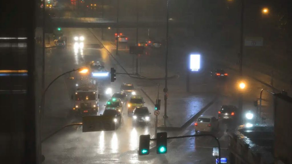 Chuva extrema atinge o Rio de Janeiro e cenário é de grave risco