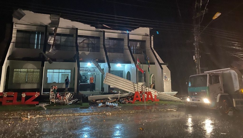 Vendavais causam estragos em Santa Catarina e haverá mais temporais