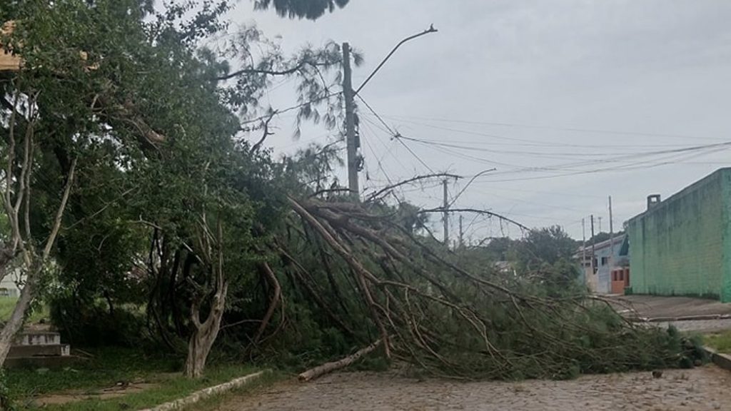 Temporais seguem no Rio Grande do Sul com novos vendavais