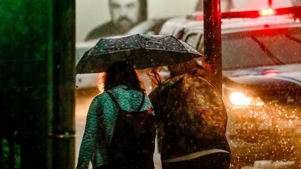 Frente fria leva chuva a mais cidades gaúchas nesta quinta-feira