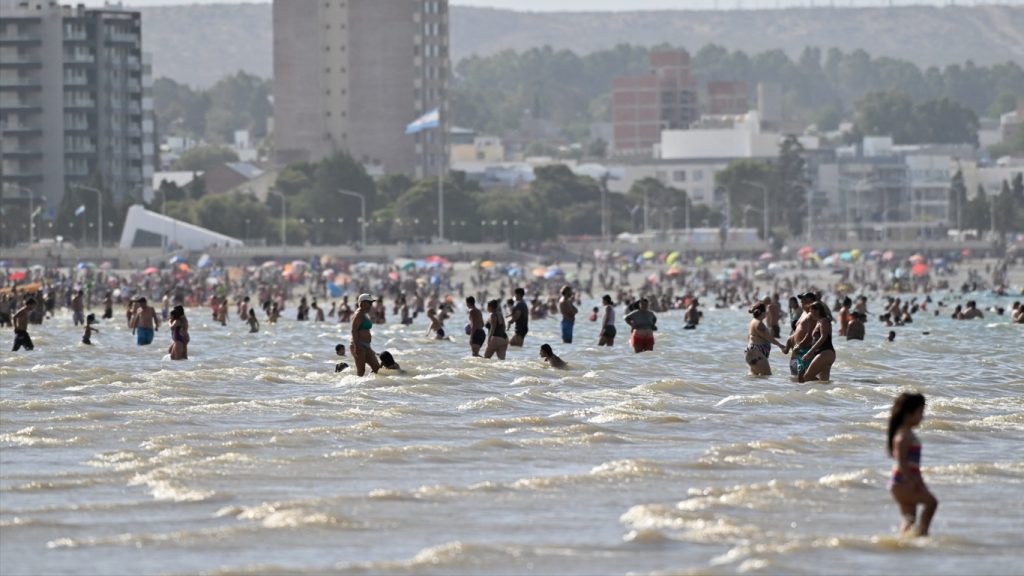 Fuerte ola de calor agobia al Cono Sur de América