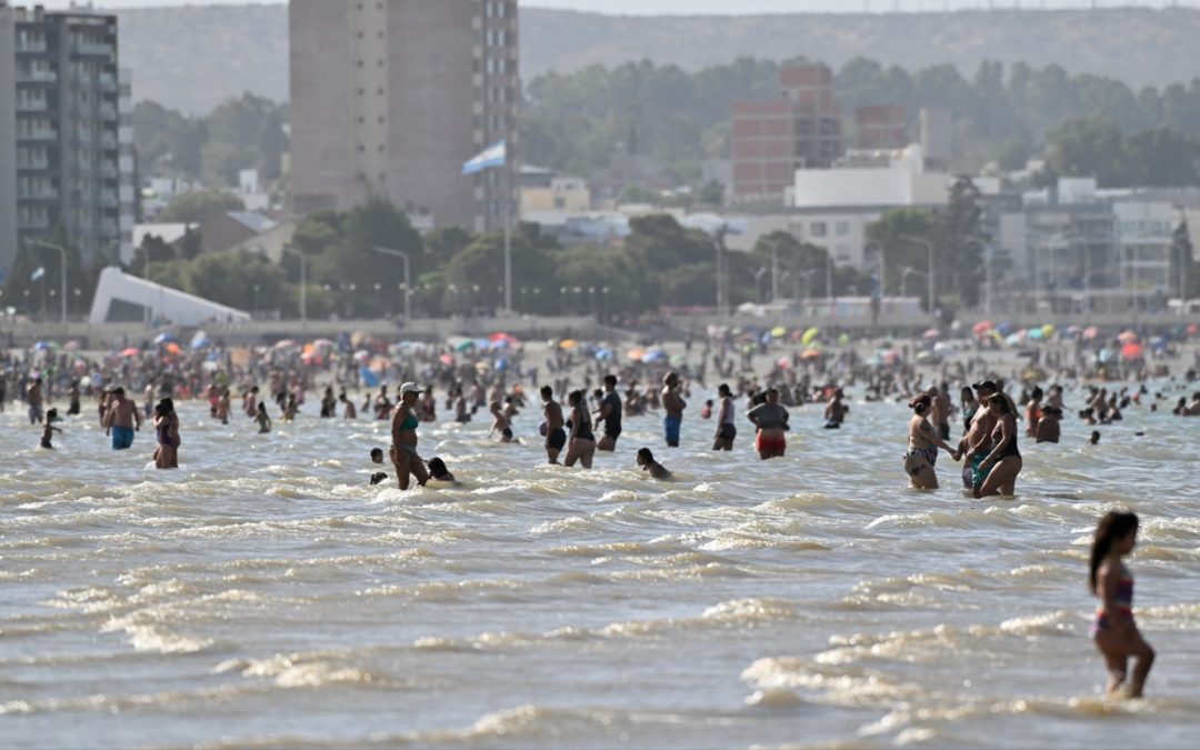 Fuerte ola de calor agobia al Cono Sur de América Temperaturas récord agobian al Cono Sur. Alertas por calor rigen en zonas de Argentina, Chile, Uruguay, Paraguay y Brasil.