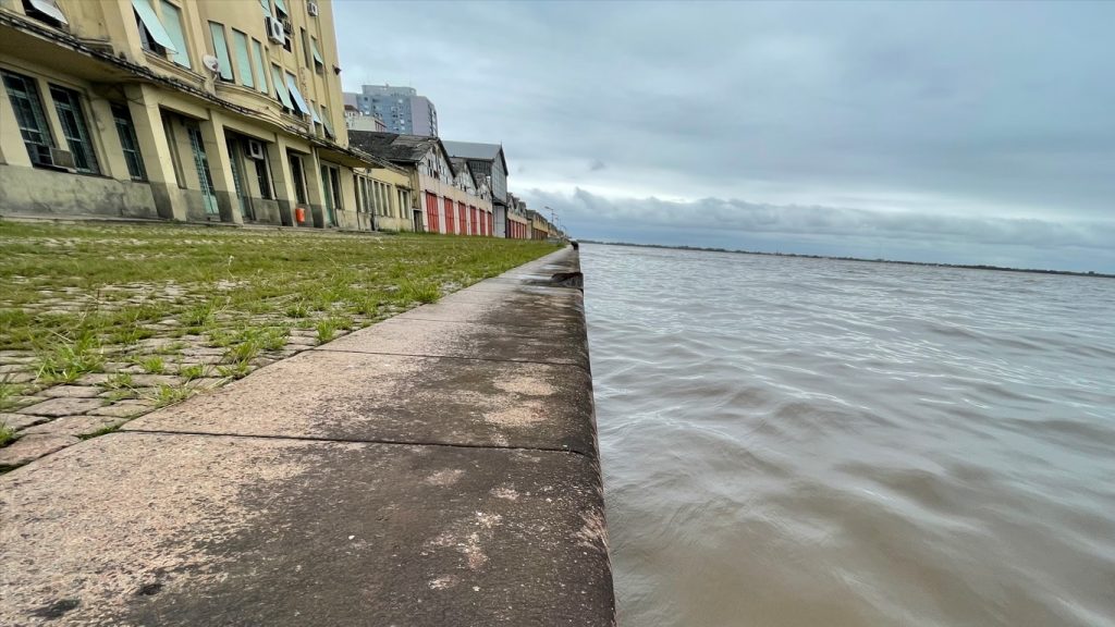 Guaíba tem forte alta com chuva e vento Sul na região de Porto Alegre