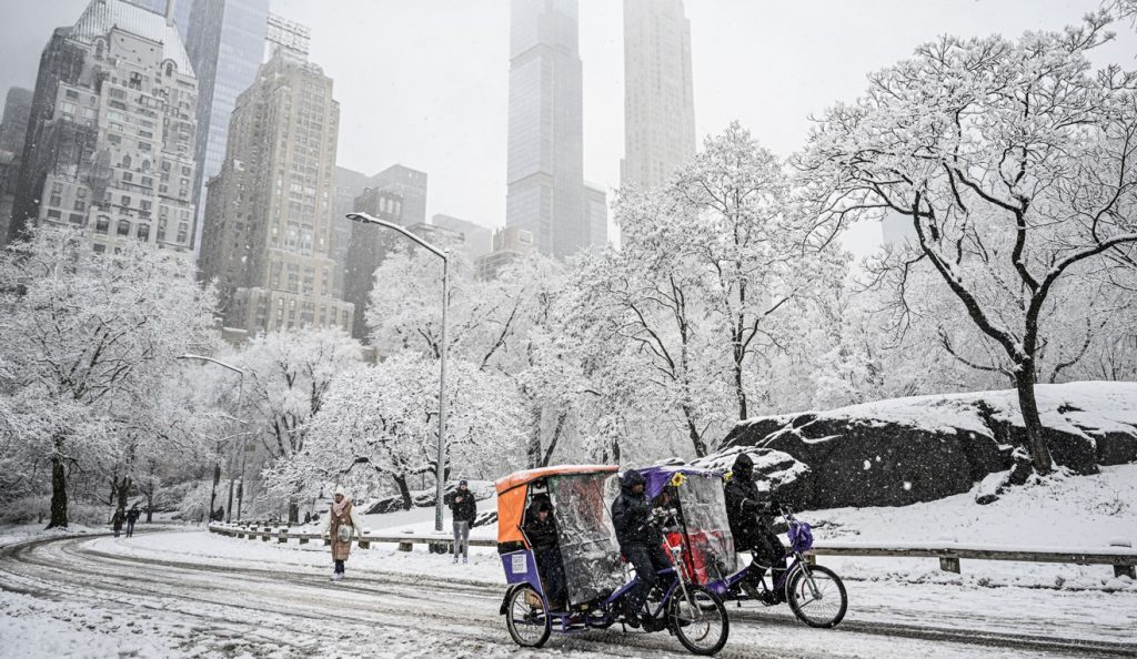 Ciclone na costa com neve pinta Nova York de branco depois de dois anos