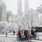 Ciclone na costa com neve pinta Nova York de branco depois de dois anos