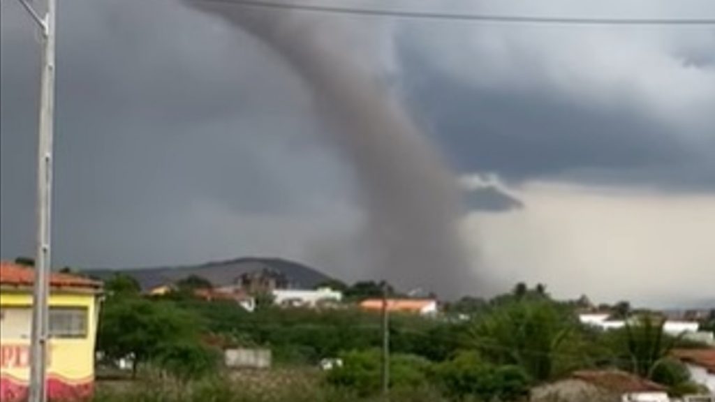 Raro tornado provoca estragos no interior do Nordeste do Brasil