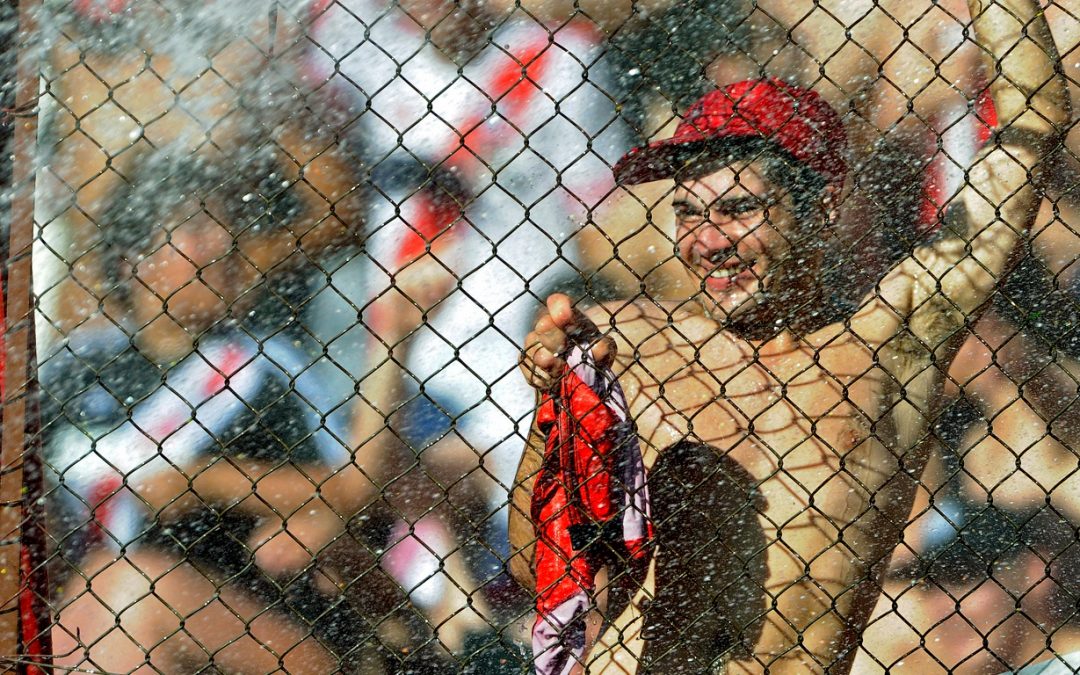 Onda de calor muda horários de jogos de futebol na Argentina Forte onda de calor força mudanças de horários de partidas no futebol da Argentina. Onda de calor já dura mais de uma semana.