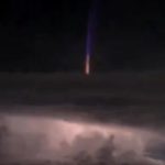 Piloto registra um dos mais raros raios conhecidos na atmosfera