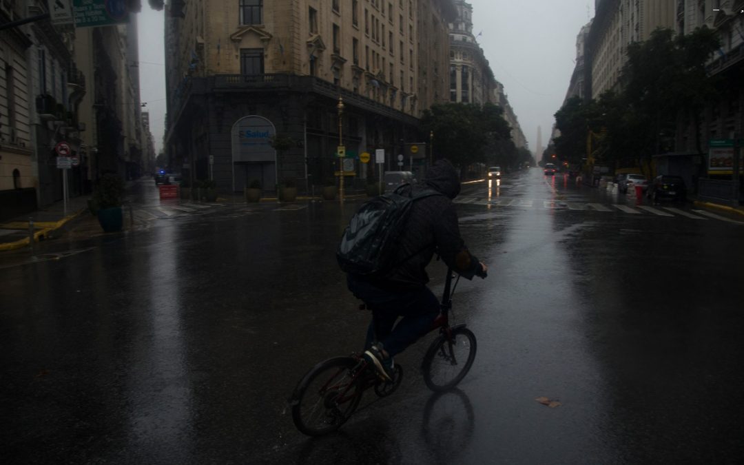 Calor termina em forte temporal na cidade de Buenos Aires Forte temporal com chuva intensa causou alagamentos e inundações repentinas com transtornos nesta tarde em Buenos Aires