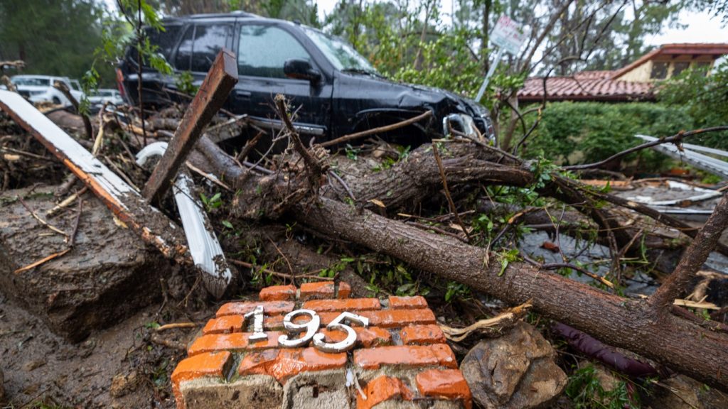 Ciclone bomba traz vento de 200 km/h e chuva extrema na Califórnia