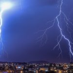 Baixa pressão traz risco alto de chuva forte e temporais no fim do mês
