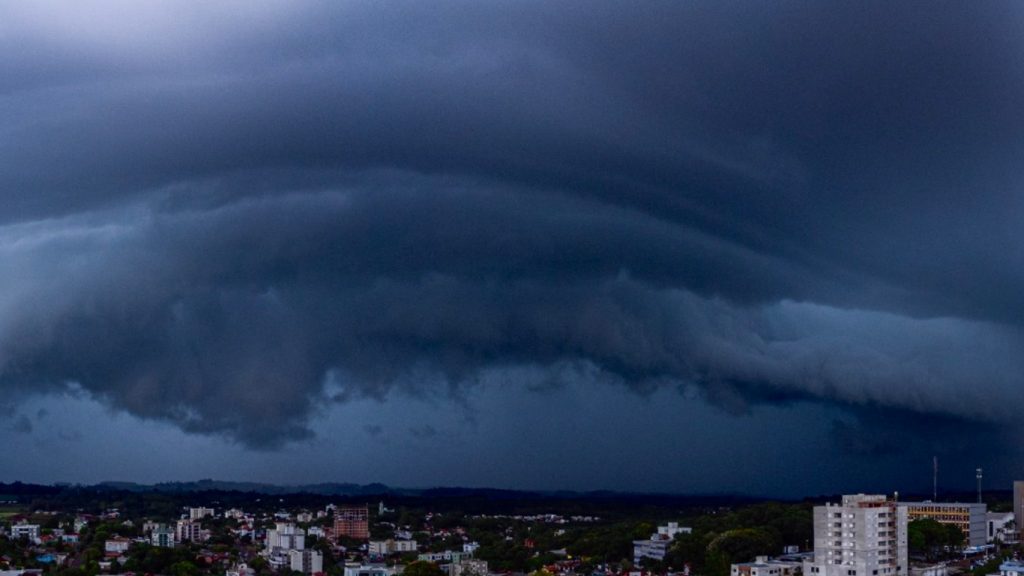 Chuva avança com elevados volumes e risco de alagamentos