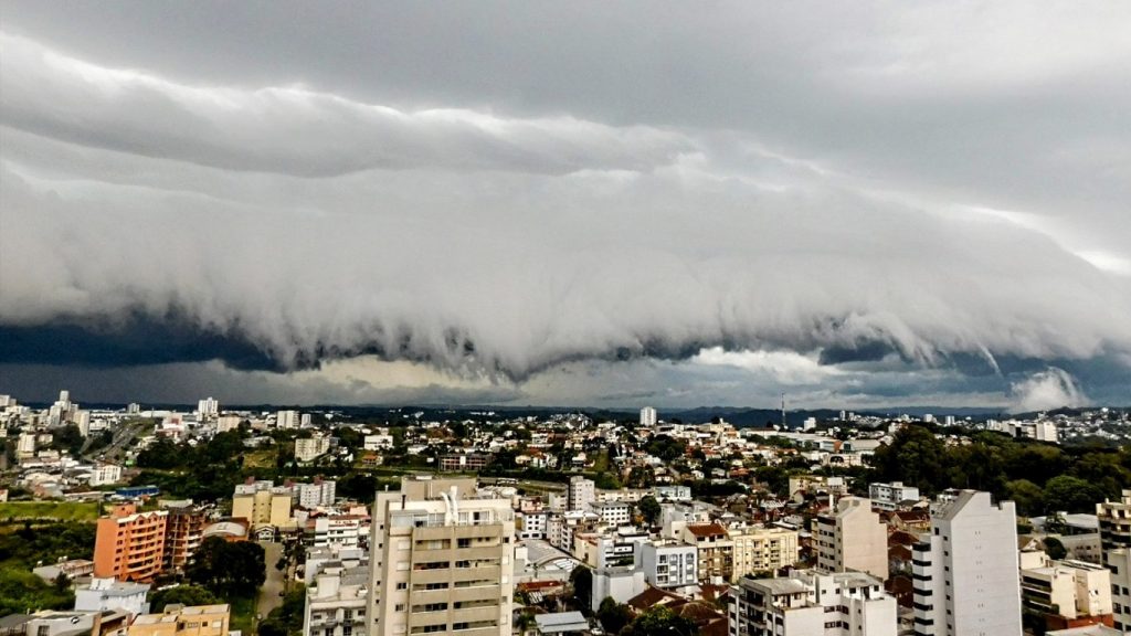 Chuva supera 100 mm em cidades gaúchas; risco de chover forte segue
