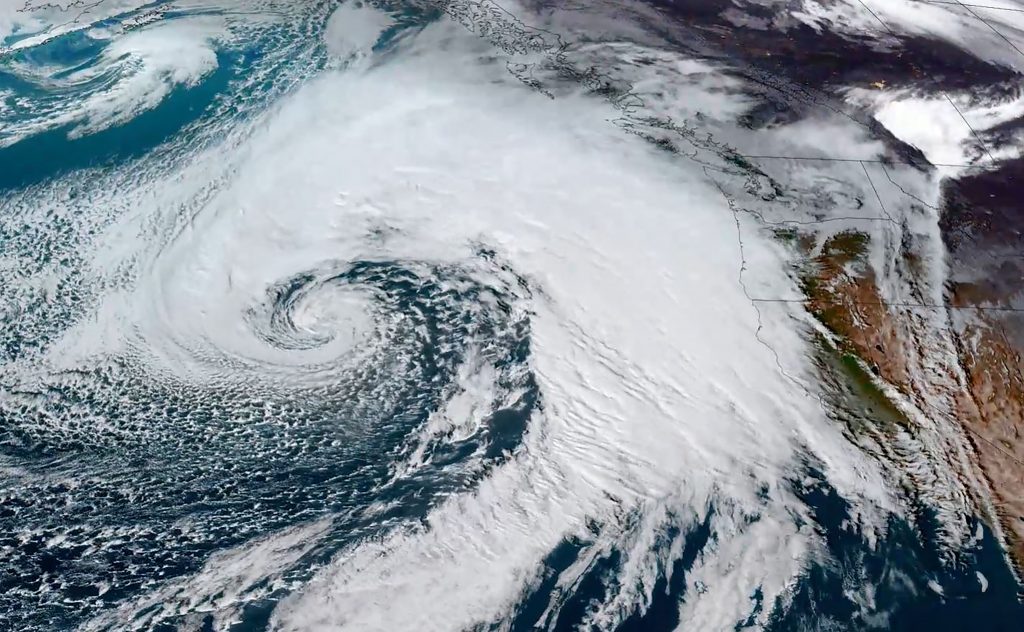 Enorme ciclone na Costa Oeste dos Estados Unidos traz inundações