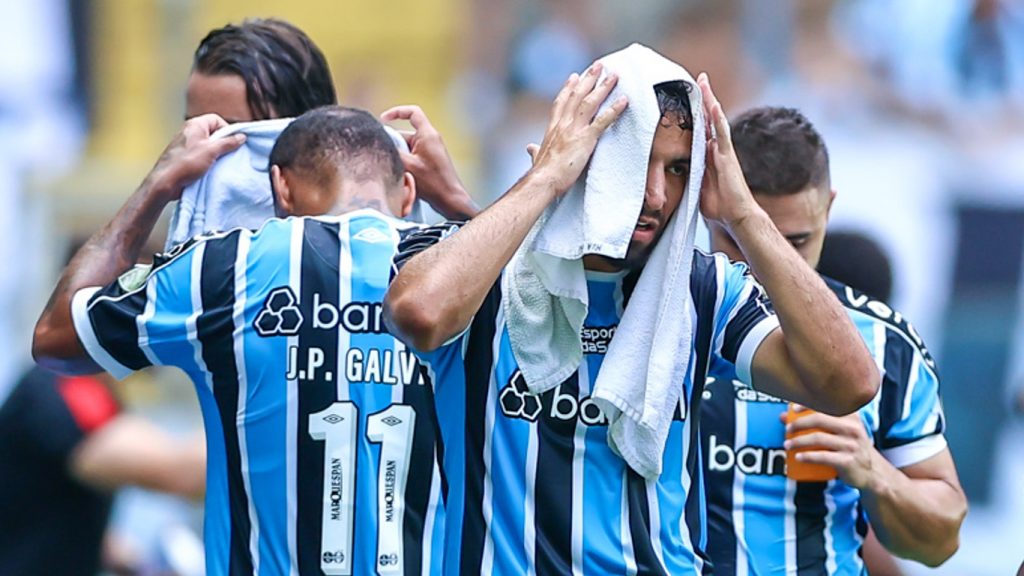Fotos: futebol com sensação acima de 40ºC em Porto Alegre