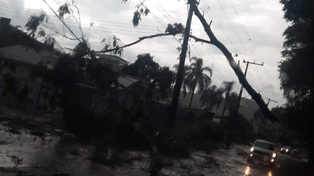 Temporal causa estragos no interior; há previsão de mais tempestades