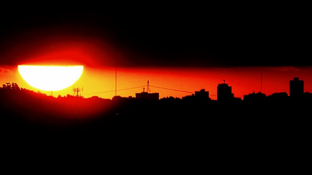 Previsão do tempo: fim de semana com sol, calor intenso e chuva isolada