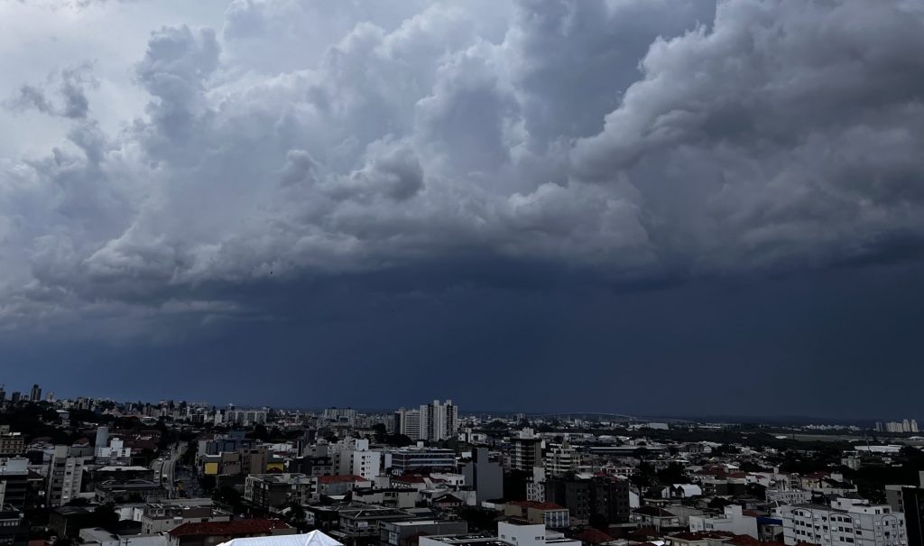 Combo de calor de quase 40ºC, abafamento, chuva e temporais isolados