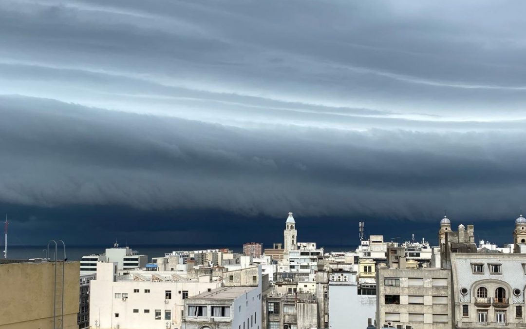 Fotos: frente fria que encerrará onda de calor avança pelo Uruguai Frente fria que vai acabar com a onda de calor no Rio Grande do Sul avança agora pelo Uruguai. Veja as fotos da mudança do tempo.