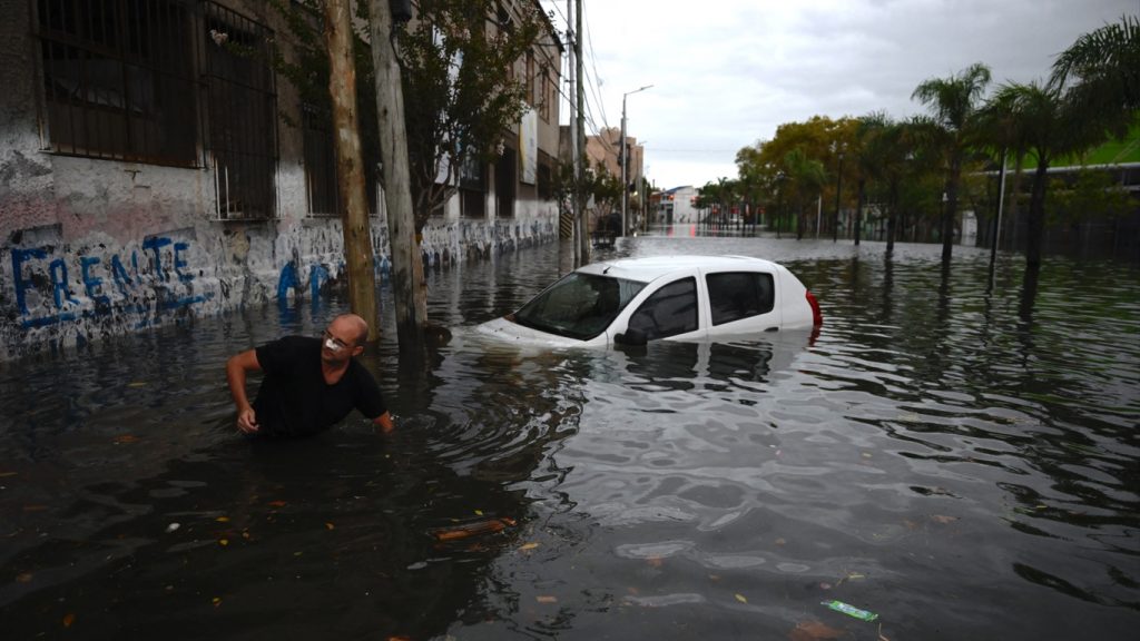 Fotos: temporal com chuva extrema colapsa a Grande Buenos Aires