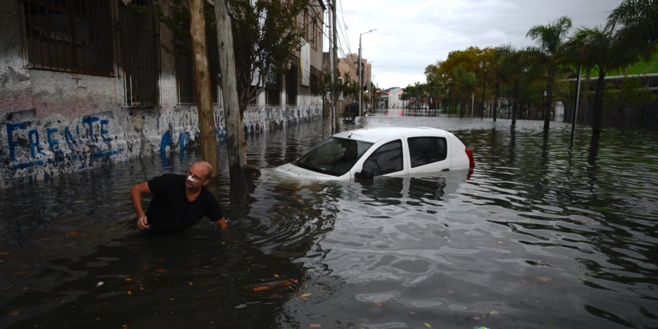 <span class="entry-title-primary">Fotos: temporal com chuva extrema colapsa a Grande Buenos Aires</span> <h2 class="entry-subtitle">Volumes de chuva acima de 100 mm durante temporal causaram graves transtornos na Grande Buenos Aires nesta terça</h2>