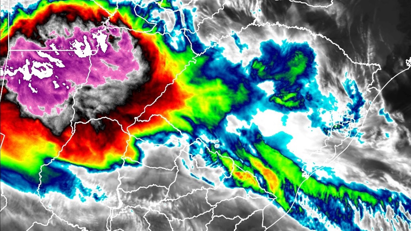 <span class="entry-title-primary">Sistema de tempestades traz vento de até 100 km/h no interior gaúcho</span> <h2 class="entry-subtitle">Chuva forte e temporais com vento atingiram na madrugada deste domingo cidades da Metade Oeste do Rio Grande do Sul </h2>