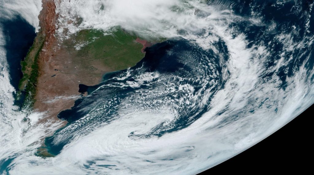 Intenso ciclone no Atlântico terá pouco impacto no Brasil; veja a previsão